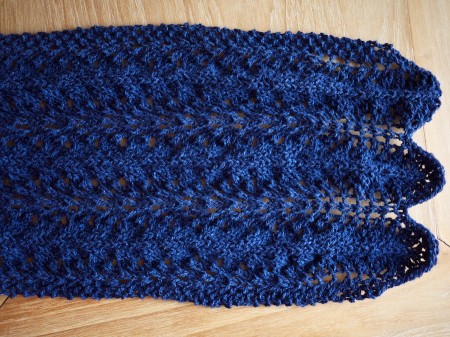 Knitted scarf.