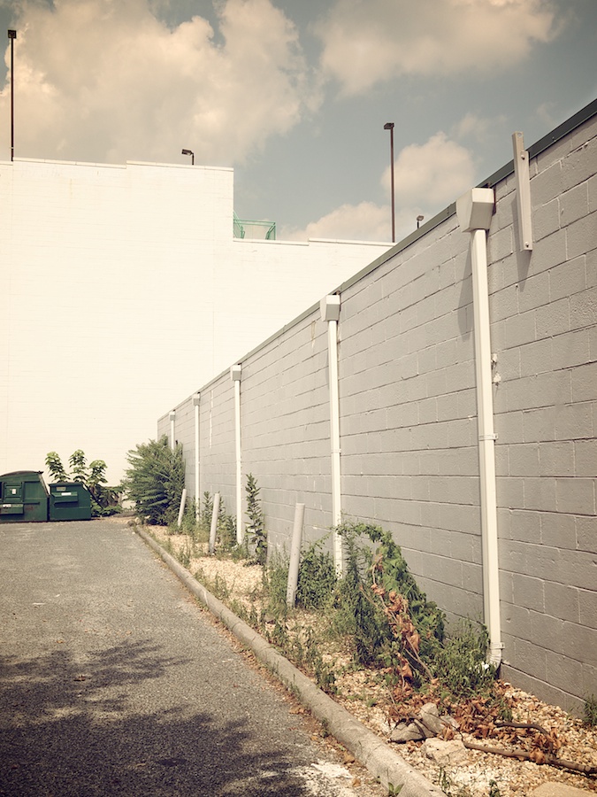 Bethesda alleyway in the heat.